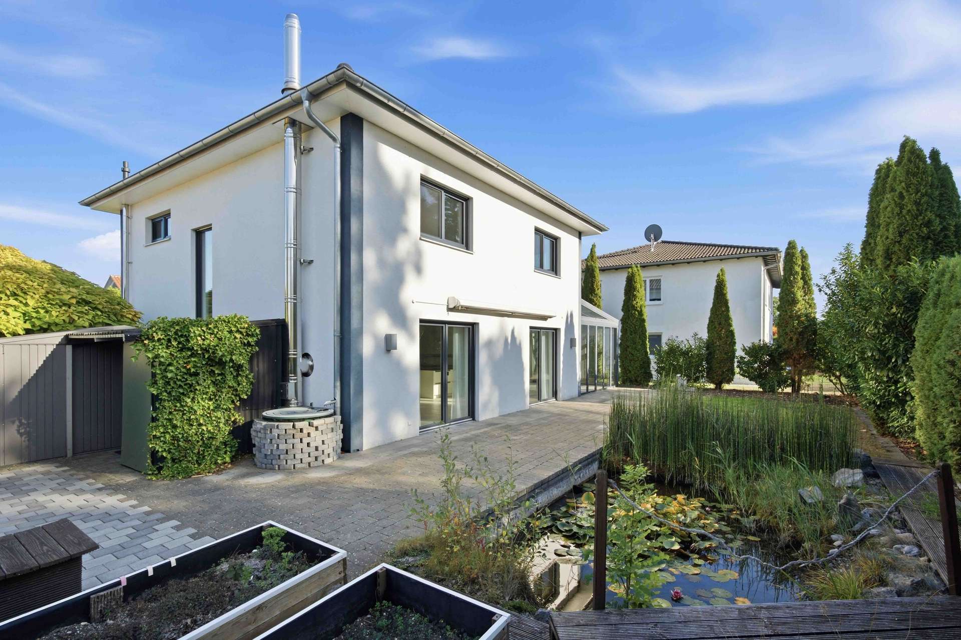 Lebensraum! Großzügiges Einfamilienhaus mit Sommergarten, Terrasse und Garten mit Teich